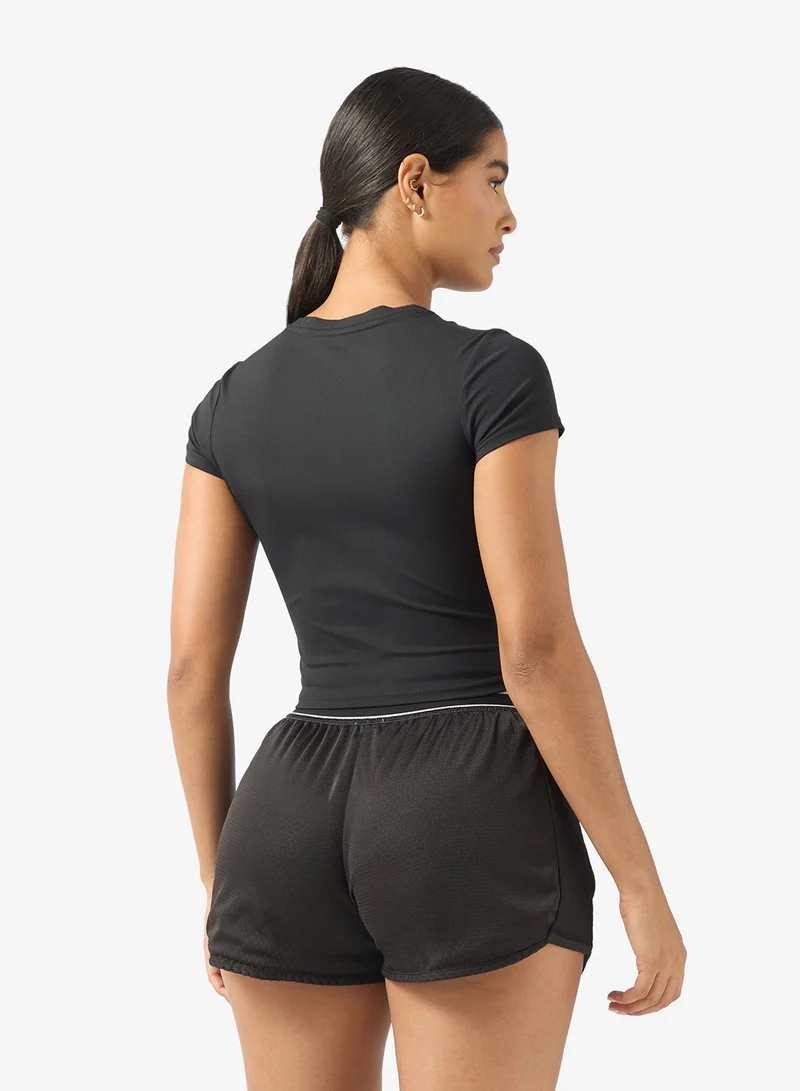 انتا تي شيرت ضيق بأكمام قصيرة للتدريب والتنقل